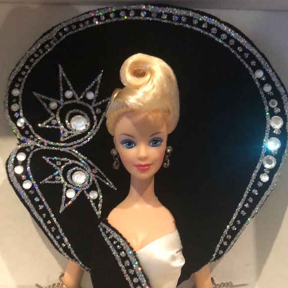 BOB MACKIE JEWEL ESSENCE COLLECTION BARBIE DOLLS -5 barbies, brooch & portfolio - Picture 3 of 13